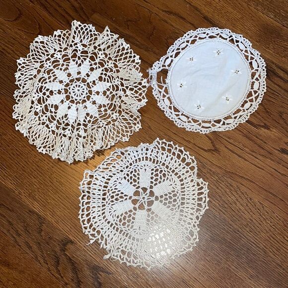 3 Vtg white crochet doilies - Picture 1 of 7